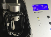 Het waterdichttesten van een horloge met de beste apparatuur na het vervangen van de pakkingen